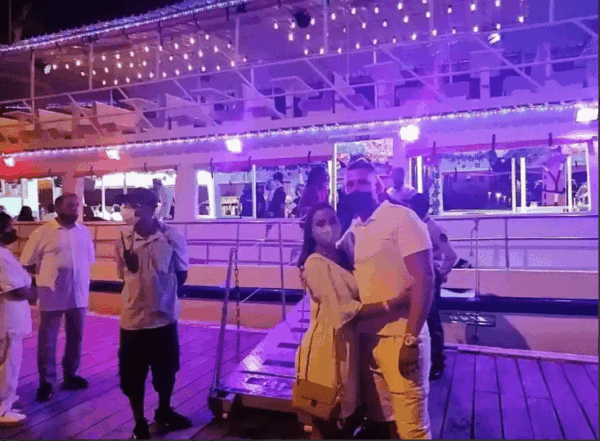 cena en barco bequia por la noche en la bahía de Cartagena