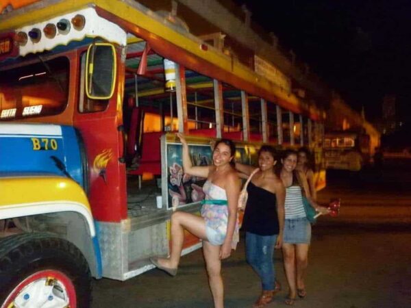 chiva en Cartagena por la ciudad